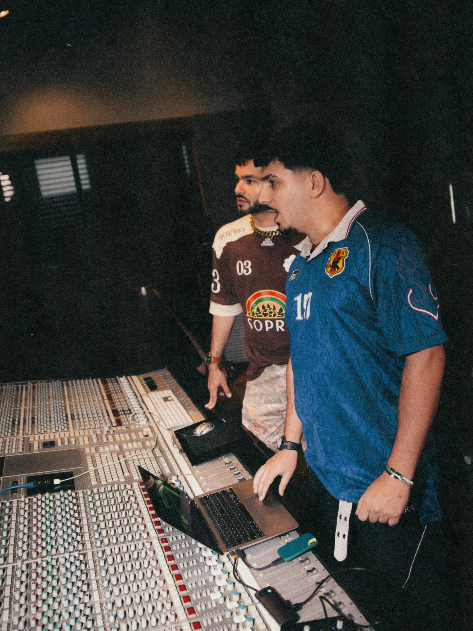 Adame DJ and Andrey Frazão at the mixing console